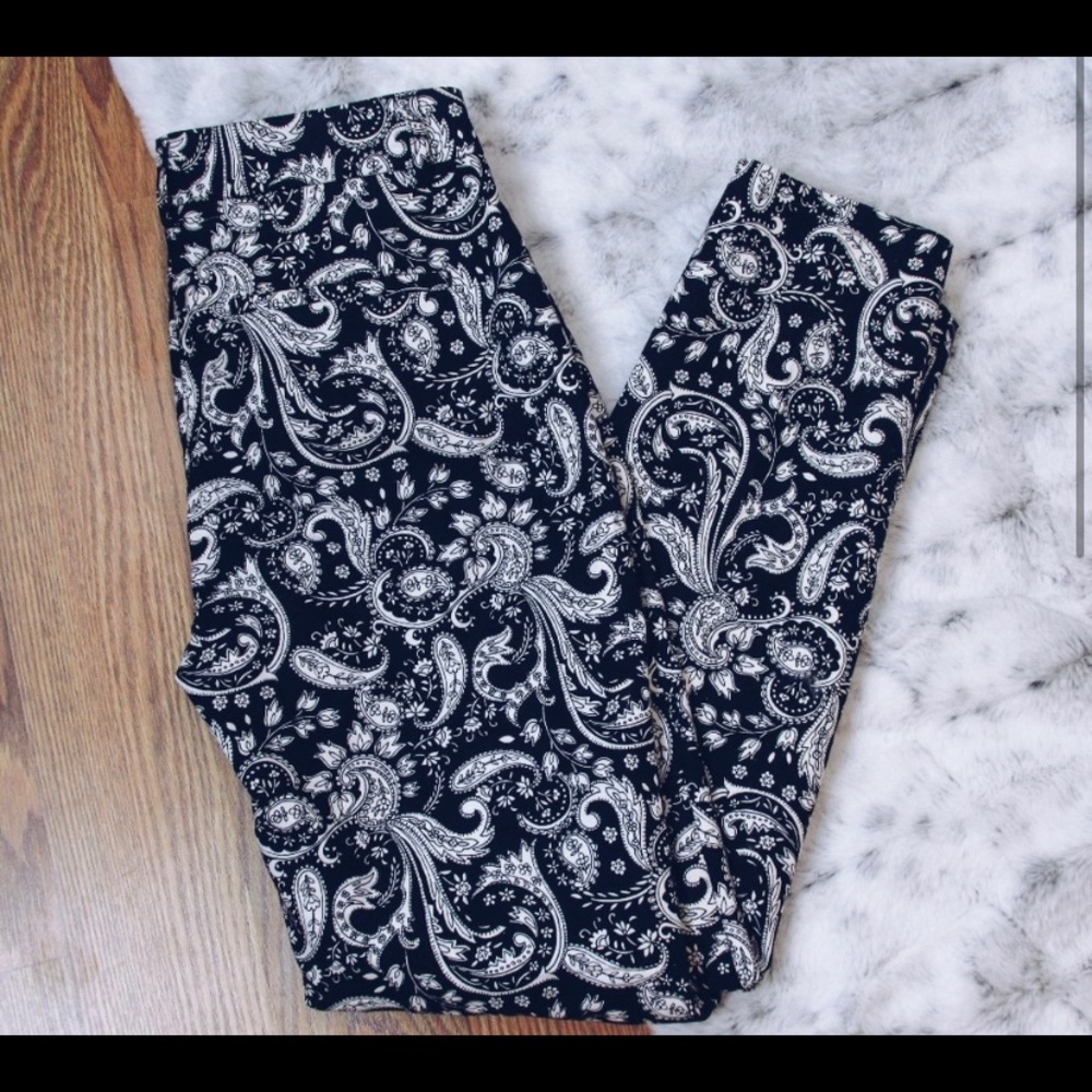 Express columnist size 6 black white paisley pant